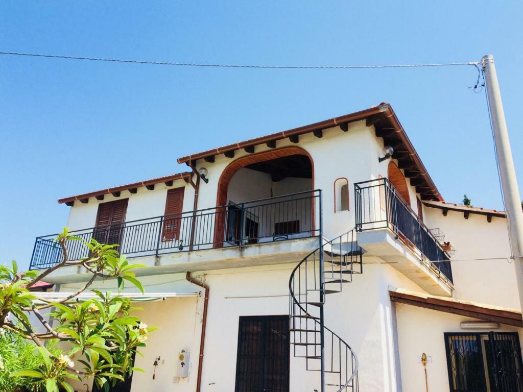 Casa Vacanza Mariaoliva Villa เมนฟี ภายนอก รูปภาพ
