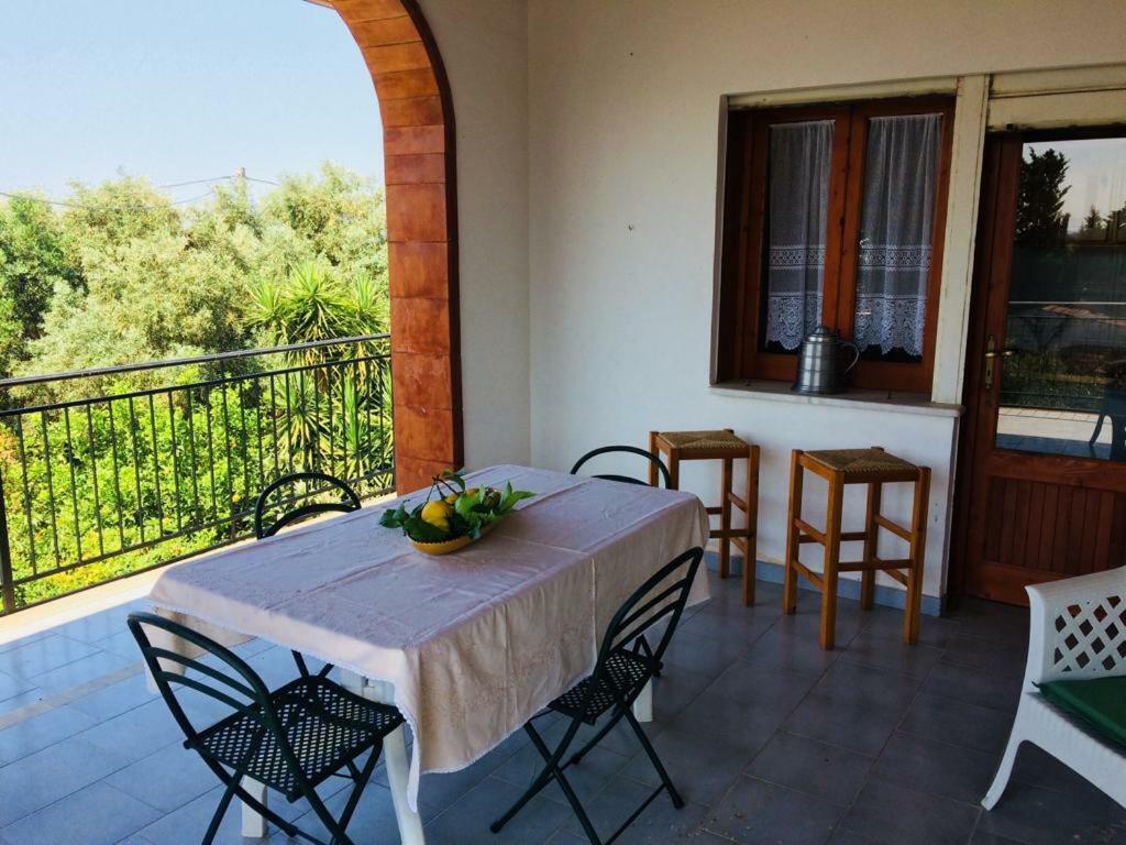 Casa Vacanza Mariaoliva Villa เมนฟี ภายนอก รูปภาพ