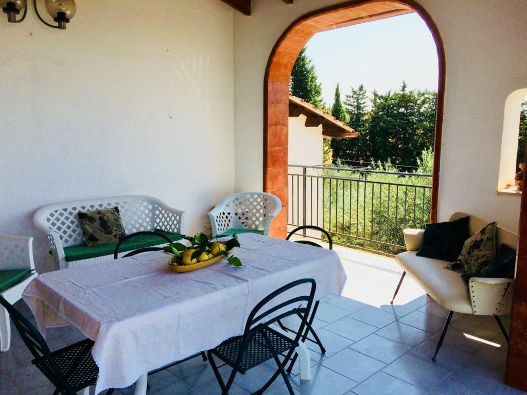 Casa Vacanza Mariaoliva Villa เมนฟี ภายนอก รูปภาพ